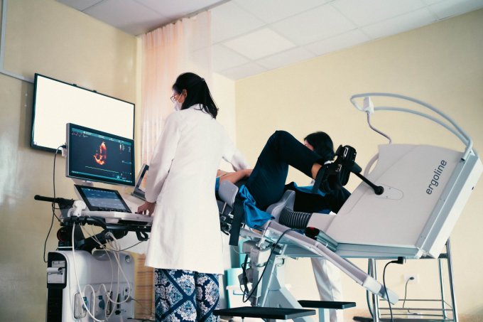 Bệnh nhân thực hiện nghiệm pháp siêu âm tim gắng sức xe đạp lực kế hiện đại để kiểm tra sức khỏe tim mạch tại Bệnh viện Đa khoa Tâm Anh.  Ảnh: Tâm Anh