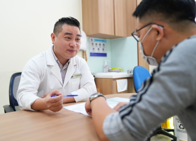 Bác sĩ Ngọc Tân giải thích về tình trạng sức khỏe cho người bệnh trước khi tiến hành điều trị. Ảnh: BVĐK Tâm Anh