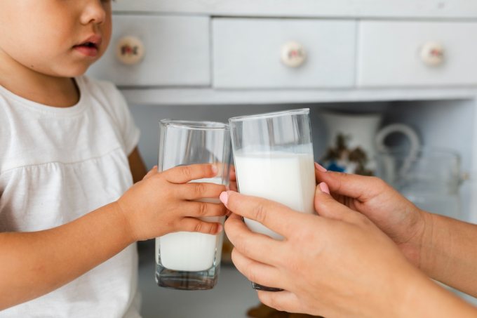 Sữa cung cấp canxi giúp cơ thể trẻ phát triển. Ảnh: Freepik