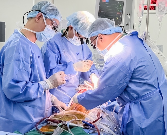 TS.BS Nguyễn Anh Dũng (thứ 2 từ trái sang) cùng êkip bác sĩ mổ tim cấp cứu cho bệnh nhân. Ảnh: Bệnh viện Tâm Anh