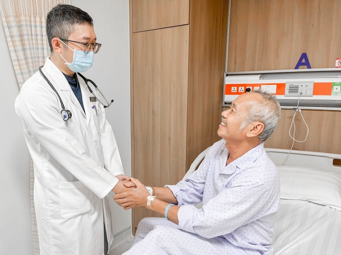 Ông Dinh cảm ơn ThS.BS Võ Anh Minh và các bác sĩ Trung tâm Can thiệp mạch BVĐK Tâm Anh TP HCM đã giúp mình hồi sinh trái tim.
