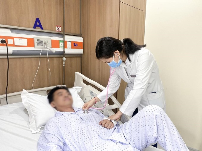 Bác sĩ Quỳnh Trâm thăm khám cho bệnh nhân. Ảnh: Nguyễn Trăm
