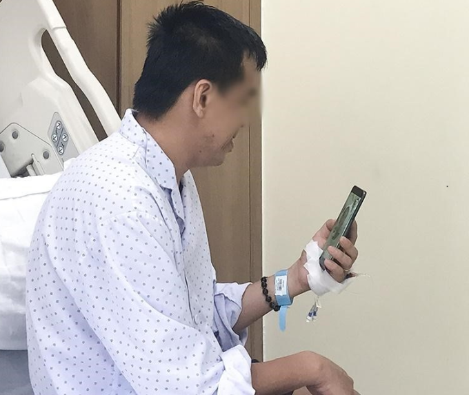 Anh Hà gọi con gái 9 tháng tuổi trong thời gian điều trị tại bệnh viện. Ảnh: Nguyễn Trăm