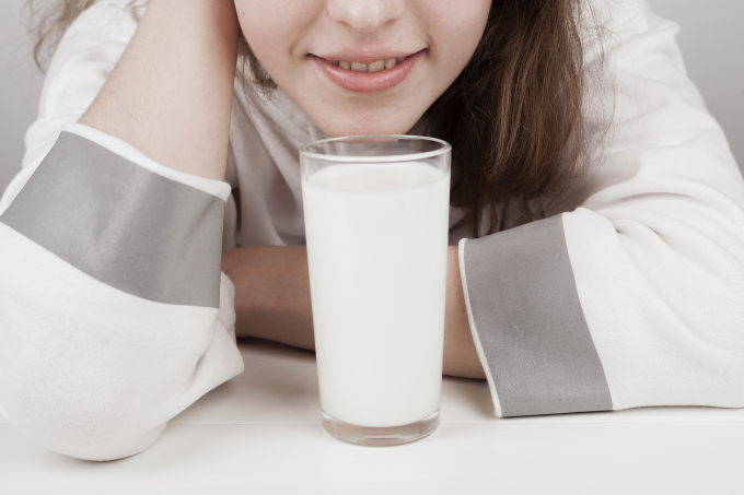 Đáp ứng nhu cầu canxi của cơ thể qua việc tiêu thụ sữa có thể giảm nguy cơ sỏi thận. Ảnh: Freepik