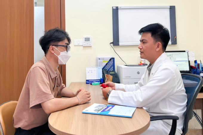 Bác sĩ Phạm Xuân Long đang khám bệnh tại phòng khám Nam học. Ảnh: Bệnh viện Đa khoa Tâm Anh