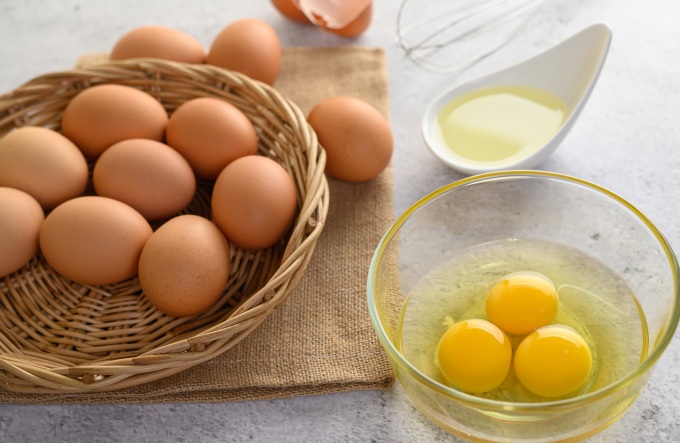 Lòng đỏ trứng gà có chứa vitamin D. Ảnh: Freepik