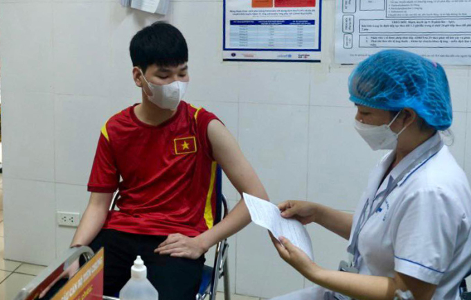 Tiêm vaccine Covid tại trạm y tế Phú Đô, quận Nam Từ Liêm, Hà Nội, hôm 21/4. Ảnh: Thu Trang