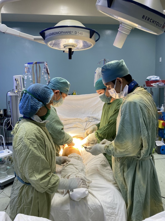 Các bác sĩ Bệnh viện Nhân dân Gia Định đang phẫu thuật cho thai phụ bị thương do cây đè trúng. Ảnh: Bệnh viện cung cấp