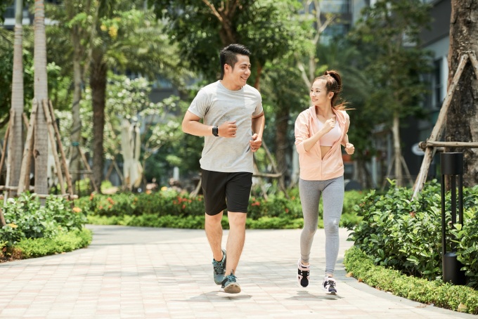 Đi bộ, chạy bộ thể dục giúp kiểm soát nhịp tim, tăng cường sức khỏe tim mạch. Ảnh: Freepik