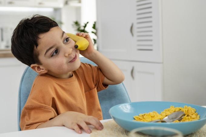 Cho trẻ ăn nhiều trái cây, rau, ngũ cốc nguyên hạt, các loại hạt giúp củng cố và nuôi dưỡng vi khuẩn có lợi cho tiêu hóa. Ảnh: Freepik.