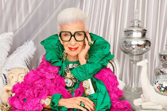 Iris Apfel, hiện nay 100 tuổi, trở thành người mẫu thời trang khi 97 tuổi. Ảnh: Ruven Afanador