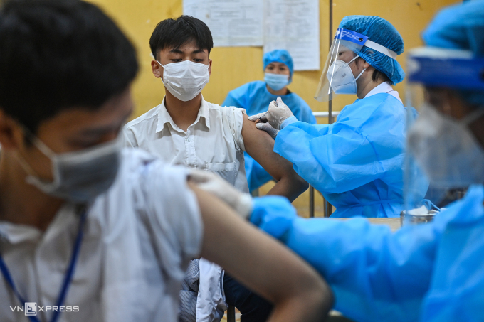 Học sinh THPT ở Hà Nội tiêm vaccine Covid-19. Ảnh:Giang Huy
