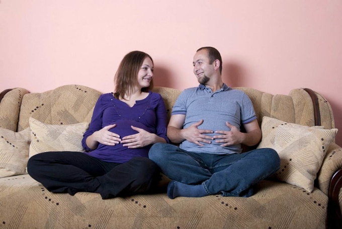 Nhiều người đàn ông bị tăng cân, nôn nao khi vợ mang thai. Ảnh: iStock