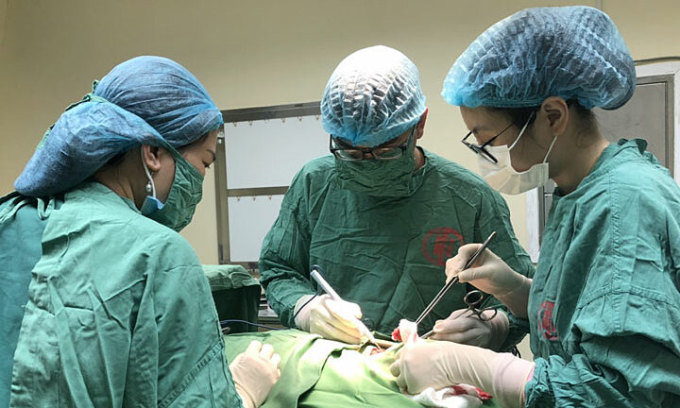 Các bác sĩ phẫu thuật, nạo vét hạch cho bệnh nhân. Ảnh: Bệnh viện cung cấp