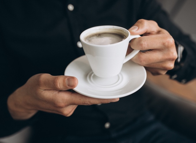 Cà phê chứa caffein, có thể gây ngứa cổ họng ở người bị trào ngược dạ dày thực quản. Ảnh: Freepik