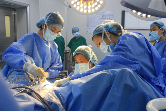 Bác sĩ Mỹ Nhi (giữa) phẫu thuật trả lại cấu trúc bình thường cho chị Ngân. Ảnh: Tuệ Diễm