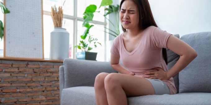 Nhiều người mắc lạc nội mạc tử cung gặp tình trạng đau bụng dữ dội. Ảnh: prevention