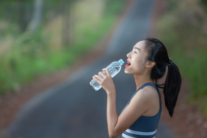 Uống đủ nước làm tăng lưu thông máu, loại bỏ những độc tố và bảo vệ phổi khỏe mạnh. Ảnh: Freepik