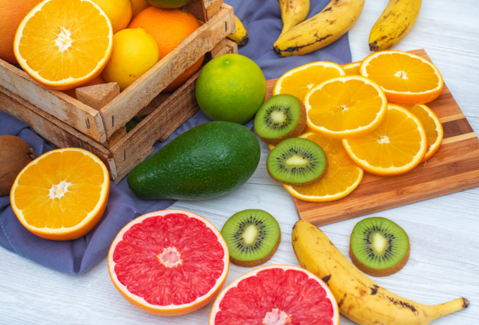 Trái cây giàu vitamin C giúp răng bé chắc khỏe. Ảnh: Freepik