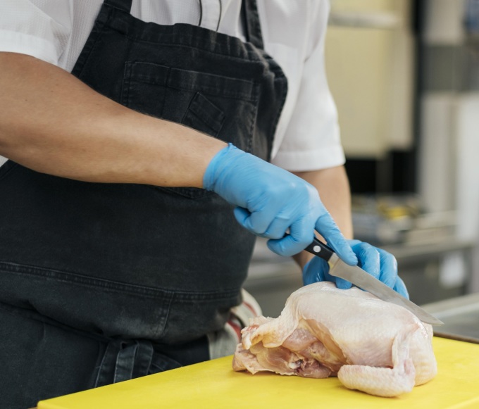 Thịt gà dễ bị nhiễm khuẩn khi nắng nóng, cần chế biến vệ sinh. Ảnh: Freepik