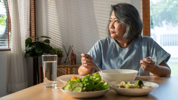 Phụ nữ lớn tuổi ăn một mình có nguy cơ mắc bệnh tim cao hơn. Ảnh: iStock
