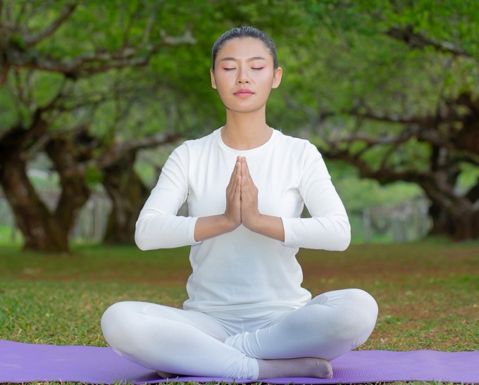 Thiền định trong yoga giúp giảm đường huyết thông qua giảm hormone căng thẳng cortisol. Ảnh: Freepik