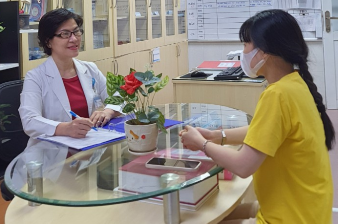 TS. BS. Lê Thị Thu Hà tư vấn chăm sóc sức khỏe sinh sản cho một phụ nữ. Ảnh: NVCC