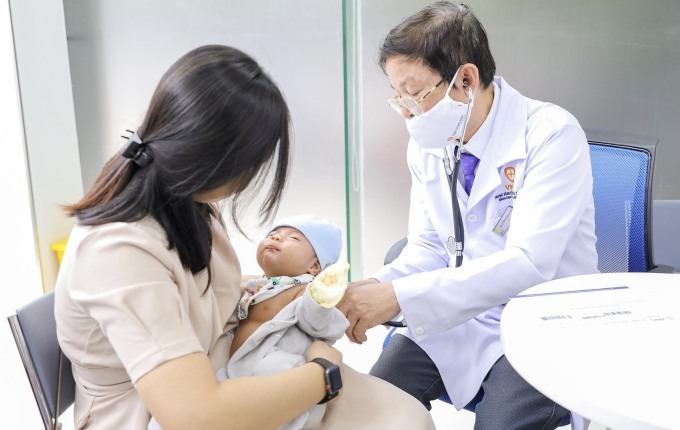 Trẻ được khám trước khi tiêm vaccine Lao tại Hệ thống tiêm chủng VNVC. Ảnh: Mộc Thảo