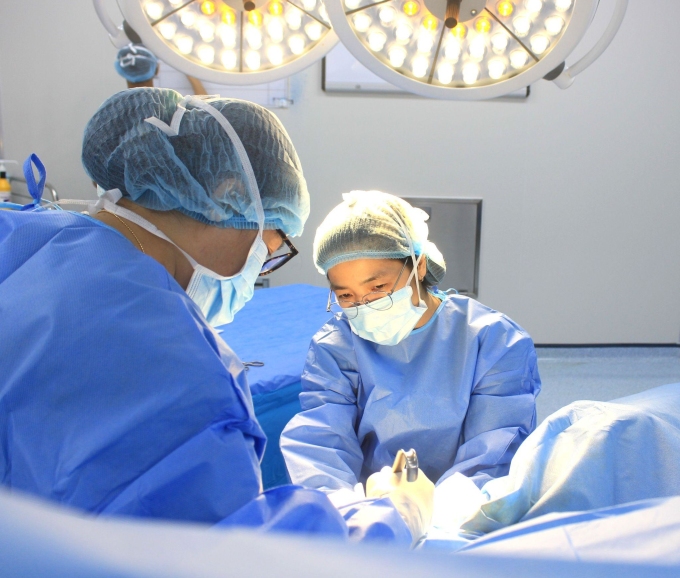 Bác sĩ Kiều Lệ Biên (trái) phẫu thuật khoét chóp điều trị tiền ung thư cổ tử cung 2-3. Ảnh: Tuệ Diễm
