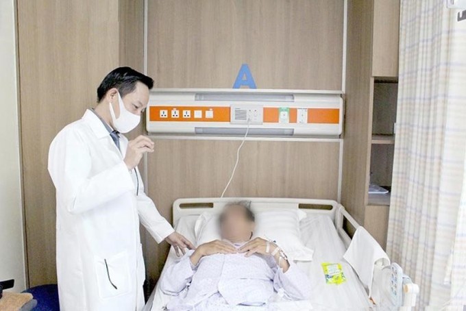 Bác sĩ Hoàng Đình Thành đang thăm khám người bệnh. Ảnh: Bệnh viện cung cấp