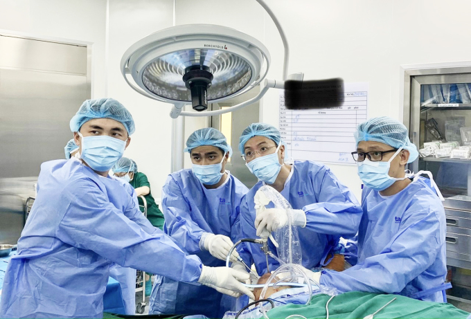 Bác sĩ Duy Ân (thứ hai từ trái sang) trong một ca phẫu thuật điều trị bệnh lý về xương khớp. Ảnh: BVĐK Tâm Anh