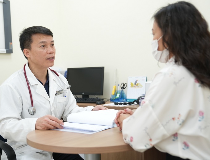 Bác sĩ Ngô Trường Sơn thăm khám cho người bệnh tại Bệnh viện Đa khoa Tâm Anh Hà Nội. Ảnh: Linh Đặng