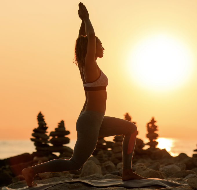 Tư thế yoga chào mặt trời giúp tăng sự dẻo dai, máu lưu thông tốt hơn. Ảnh: Freepik