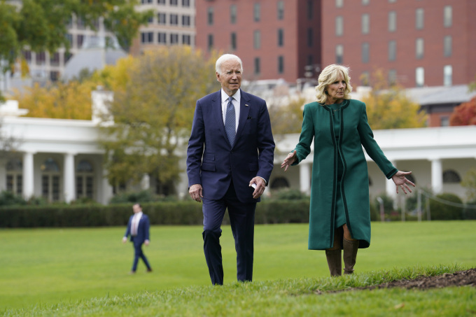 Tổng thống Mỹ Joe Biden và Đệ nhất Phu nhân Jill Biden đến dự lễ trồng cây lưu niệm ở Bãi cỏ phía Nam, Nhà Trắng, ngày 24/10. Ảnh: Reuters.