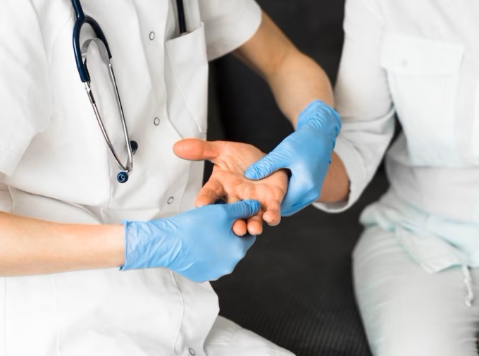 Bàn tay son có thể là dấu hiệu bệnh lý nguy hiểm về gan. Ảnh: Freepik