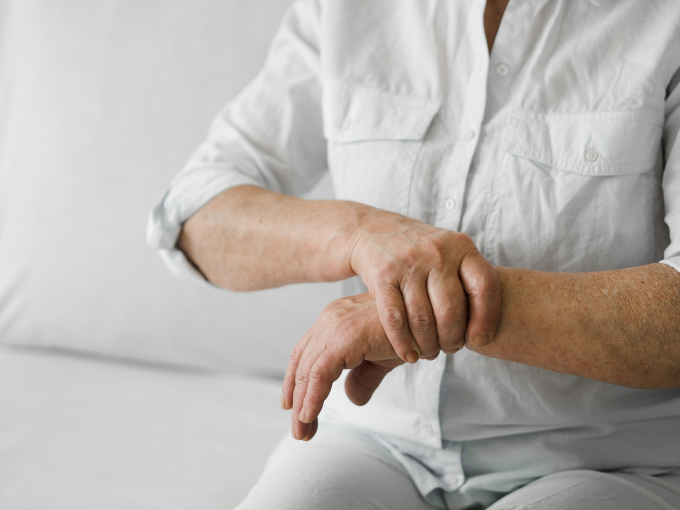 Viêm khớp là một bệnh lý phổ biến nhưng thường gặp ở người lớn tuổi với biểu hiện sưng đỏ, đau kéo dài. Ảnh: Freepik