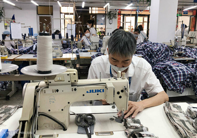 Một lao động nam (có hơn 30 năm là công nhân trong ngành may mặc tại Hà Nội) đang làm việc tại xưởng sản xuất đầu năm 2022. Ảnh: Hồng Chiêu