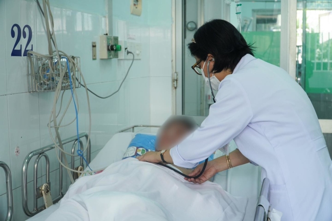 TS.BS Nguyễn Thị Thủy Ngân, Phó Khoa Bệnh Nhiệt đới, Bệnh viện Chợ Rẫy thăm khám cho bệnh nhân. Ảnh: Bệnh viện cung cấp