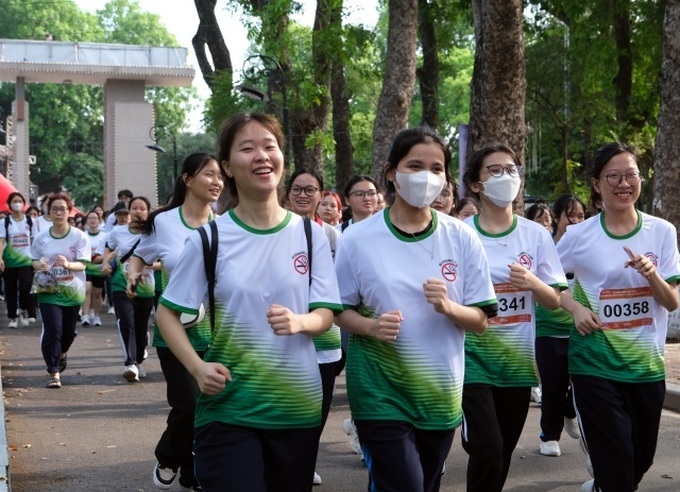Hơn 500 thanh niên tham gia chạy bộ, nhằm hưởng ứng Ngày Thế giới không thuốc lá 31/5. Ảnh: Hoài Linh