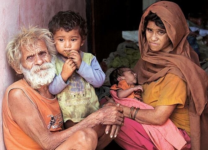 Ông Ramajit Raghav và vợ cùng 2 con. Ảnh: India Today