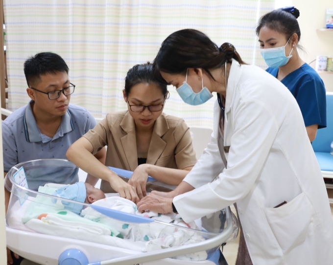 TS.BS Cam Ngọc Phượng - Giám đốc Trung tâm Sơ sinh thăm khám cho bé trước khi xuất viện. Ảnh: Bệnh viện Tâm Anh