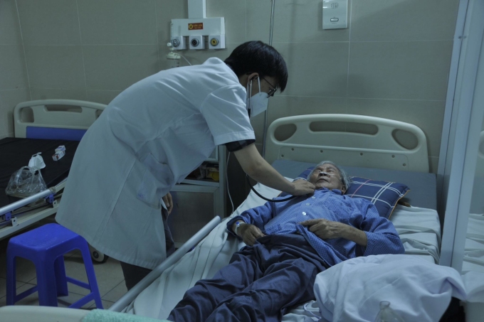 Bệnh nhân Covid-19 điều trị tại Bệnh viện Thanh Nhàn, Hà Nội. Ảnh: Lê Nga
