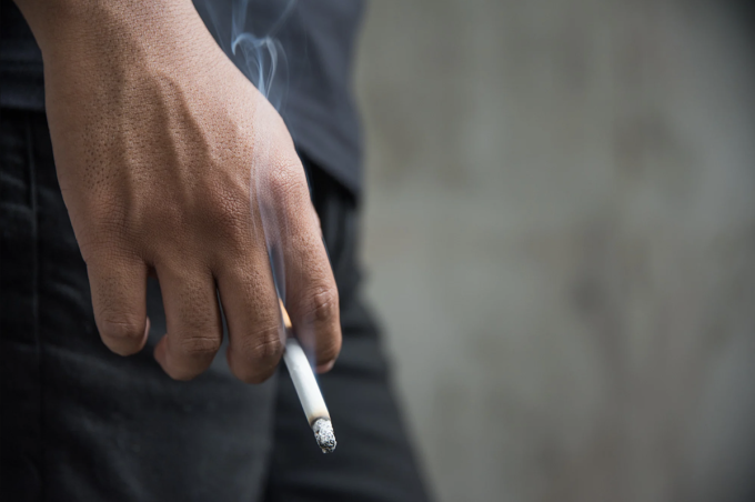 Hút thuốc lá là một trong những nguyên nhân ảnh hưởng đến chất lượng tinh trùng của nam giới. Ảnh: SCMP