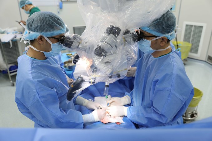 Ca phẫu thuật tìm tinh trùng cho bệnh nhân Khánh diễn ra vào tháng 2/2023. Ảnh: Phương Trinh