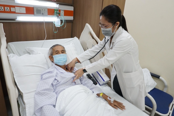 Tiến sĩ Mai Khuê thăm khám cho người bệnh sau can thiệp cầm máu nội khoa thành công. Ảnh: BVĐK Tâm Anh