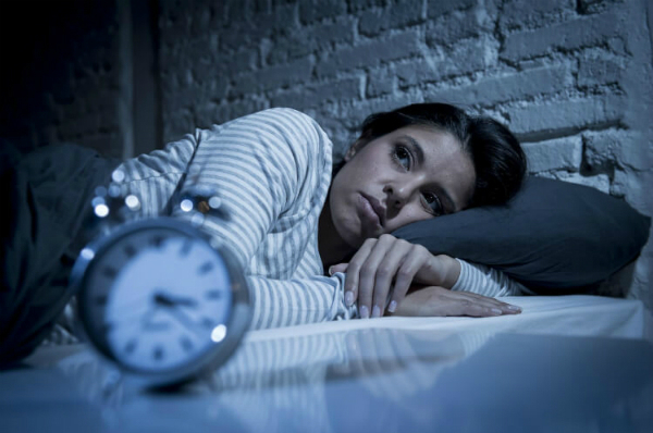 Thiếu ngủ khiến sức khỏe bị ảnh hưởng và không thể tập trung làm việc vào ngày hôm sau. Ảnh: CD