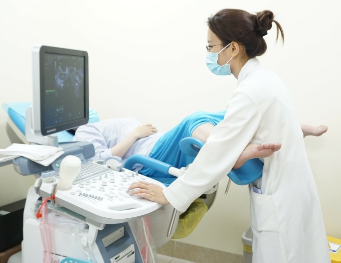 Bệnh nhân hiếm muộn được siêu âm buồng trứng tại IVFTA-HCMC. Ảnh: Thục Trinh