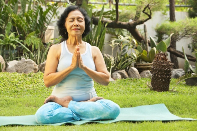 Phụ nữ trung niên tập yoga, thiền để cải thiện sức khỏe. Ảnh: Goodtherapy
