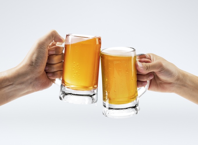 Uống bia tăng nguy cơ mắc viêm tụy. Ảnh: Freepik