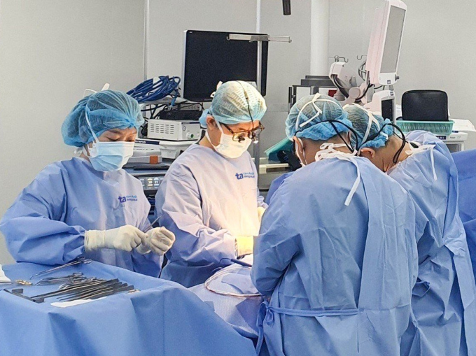 TS.BS Nguyễn Anh Dũng (đứng thứ 2, bên trái) và ê kíp phẫu thuật cắt khối u cho bệnh nhân. Ảnh: Bệnh viện Tâm Anh